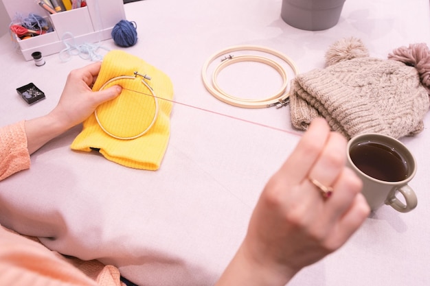 warsztat wyszywania, nici i tamborki